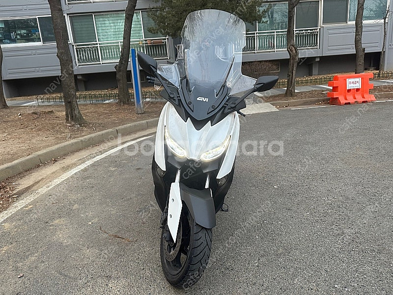 xmax300 흰색 22년 8,700km 팝니다.~~--0