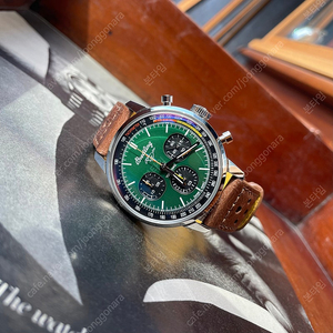 A253101A1L1X11 브라이틀링 탑타임 포드 머스탱 그린 구형 가죽 디버클 42mm 남성용 시계