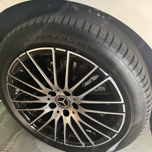 벤츠 C200 순정 타이어 피렐리 신투라토 P7(P7C2)(225/45 R18 95Y) 좌측 앞 타이어 판매합니다.