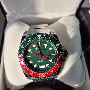 GUCCI 구찌 다이브 남성 쿼츠 45mm 시계 YA136222 몆 번 착용하지 않아 상태 좋습니다.