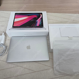 맥북프로 M2 13인치 16GB 1TB 거의 새거판매해요.