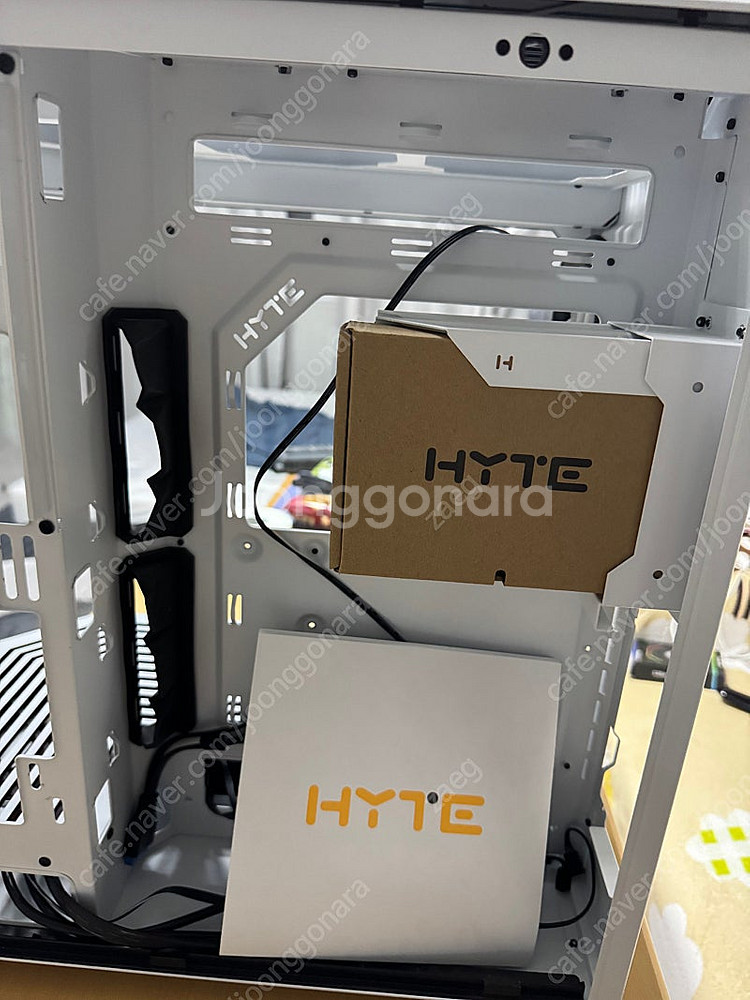 hyte y60 스노우 화이트--4