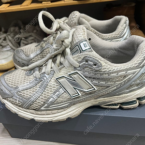 뉴발란스 1906r 235