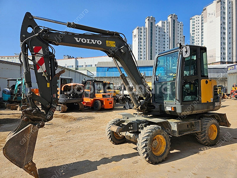 볼보 EW60C 2015년식 1인차주 코끼리집게 중고굴삭기 03 타이어식--0