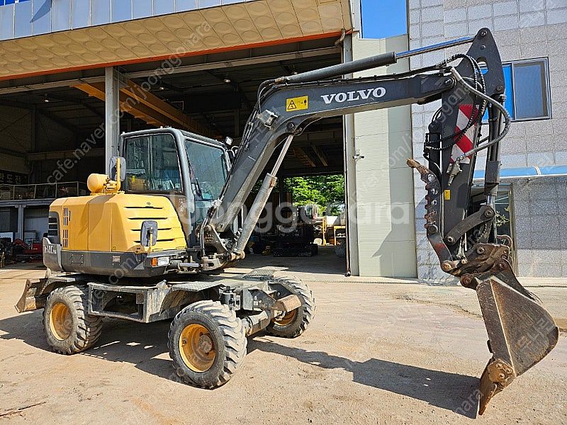 볼보 EW60C 2015년식 1인차주 코끼리집게 중고굴삭기 03 타이어식--1