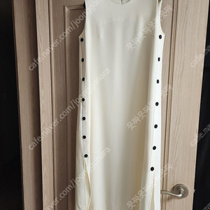 뮤제라 라온컴퍼니 사이드 버튼 맥시 원피스 크림