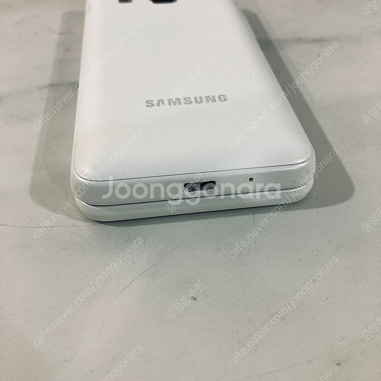 갤럭시 폴더2 화이트 32G 매우깔끔 5만원 판매합니다...--4