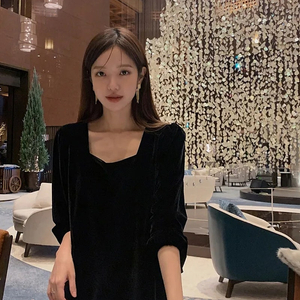 달트 [MADE] 디어 벨벳 원피스 스퀘어넥 퍼프 숄더 블랙 원피스