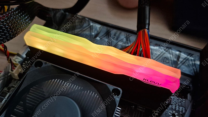 ESSENCORE KLEVV DDR4-3200 CL16 CRAS X RGB 패키지 32GB 초S급