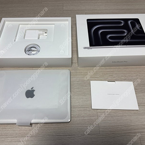 맥북프로 14인치 M4 프로 24GB 512GB +거치대 판매합니다.