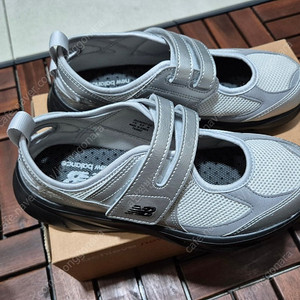 뉴발란스 브리즈 240 메탈릭실버