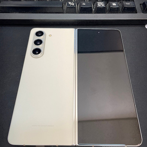 갤럭시Z폴드5 크림 512GB 상태좋은 중고65만팝니다.