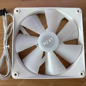 nzxt f140 RGB core 팬 화이트 팝니다
