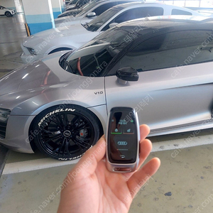 아우디 고성능 슈퍼카 R8 오래된 연식 구형 자동차키를 최신 고급형 AUDI 타입 LCD 액정 디스플레이키로 업그레이드 이식 개조 비상용 스페어키 예비키 여분키로 추가 제작