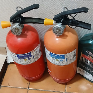 소화기 2개 판매합니다.1.5kg 2개(사용기한 : 2027년 6월)