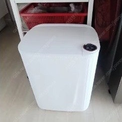 자동 쓰레기통 20L 팝니다.