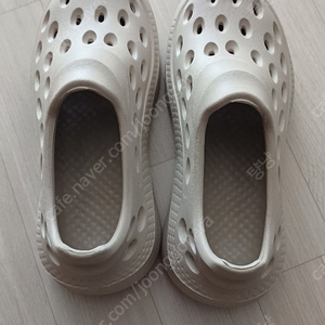 아쿠아 크록스 같은 여성 샌들 아이보리