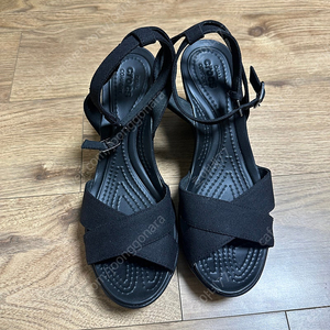 크록스 레이웨지 w8 (x자) 거의 새거