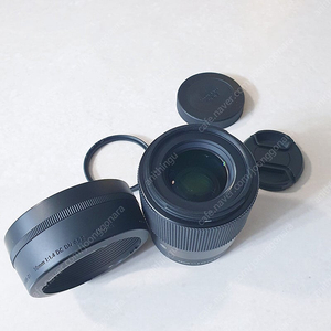 소니 미러리스용 시그마 30mm f1.4 (30.4) 렌즈 판매합니다