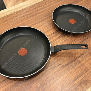 테팔 티타늄 1X 액티쿡 프라이팬(인덕션 x) 30cm와 28cm 새것을 판매합니다.