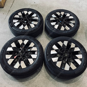 [ 현대 ] 스타리아 라운지 18인치 순정 휠 타이어 팝니다.