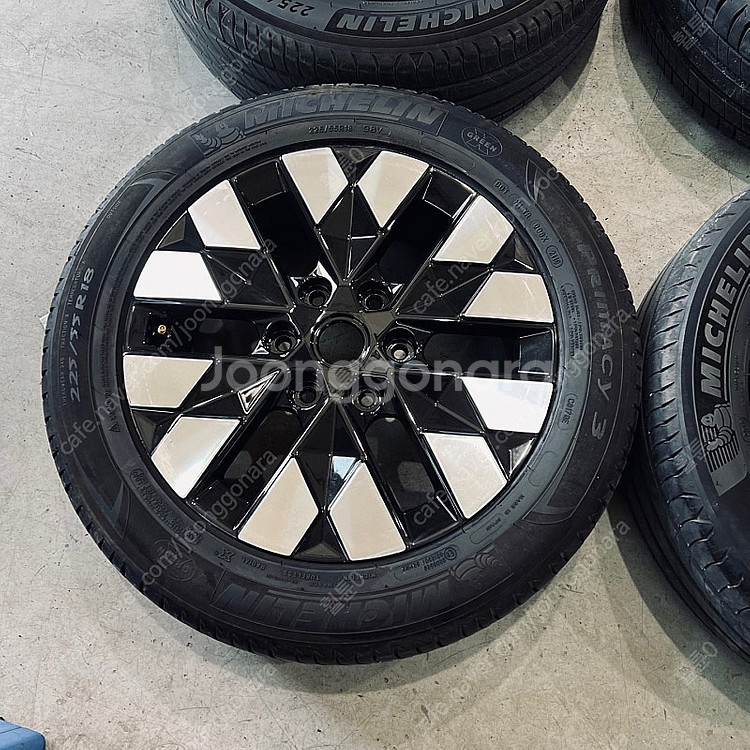 [ 현대 ] 스타리아 라운지 18인치 순정 휠 타이어 팝니다.--1