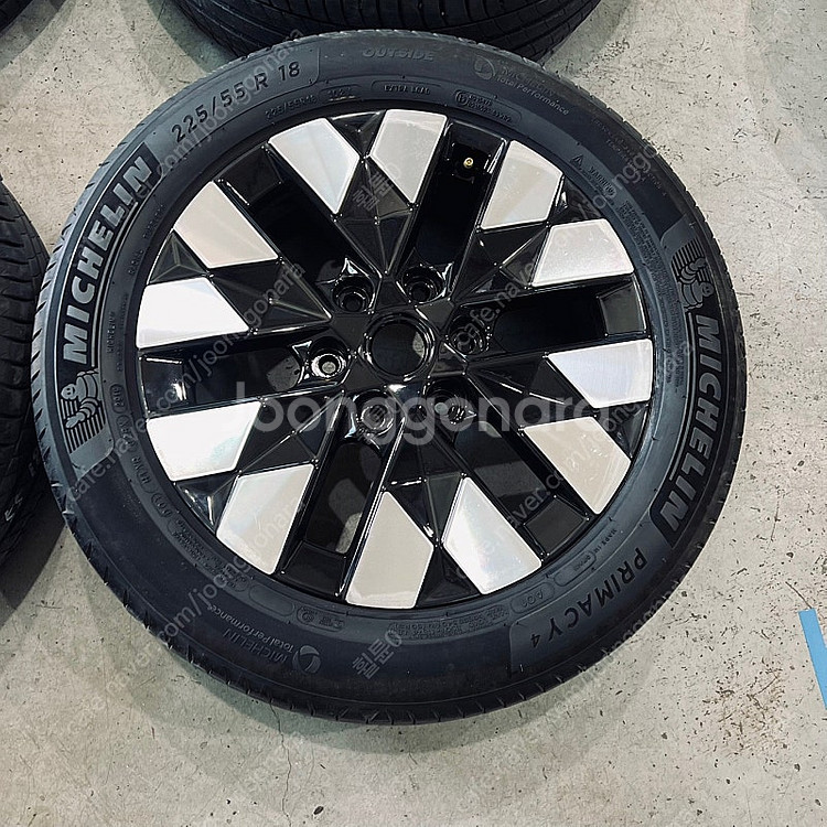 [ 현대 ] 스타리아 라운지 18인치 순정 휠 타이어 팝니다.--2