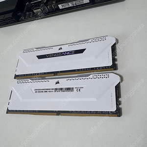 커세어 CORSAIR 3600 CL18 VENGEANCE RGB WHITE 8만원에 싸게 판매합니다(DDR4)