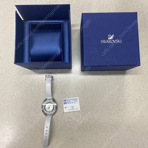 스와로브스키 시계 여성용 크리스탈라인 37mm 명품 화이트 가죽시계 새제품 팝니다