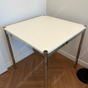 USM Haller 750x750 화이트 테이블