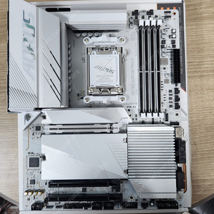 기가바이트 X670E AORUS PRO X 화이트