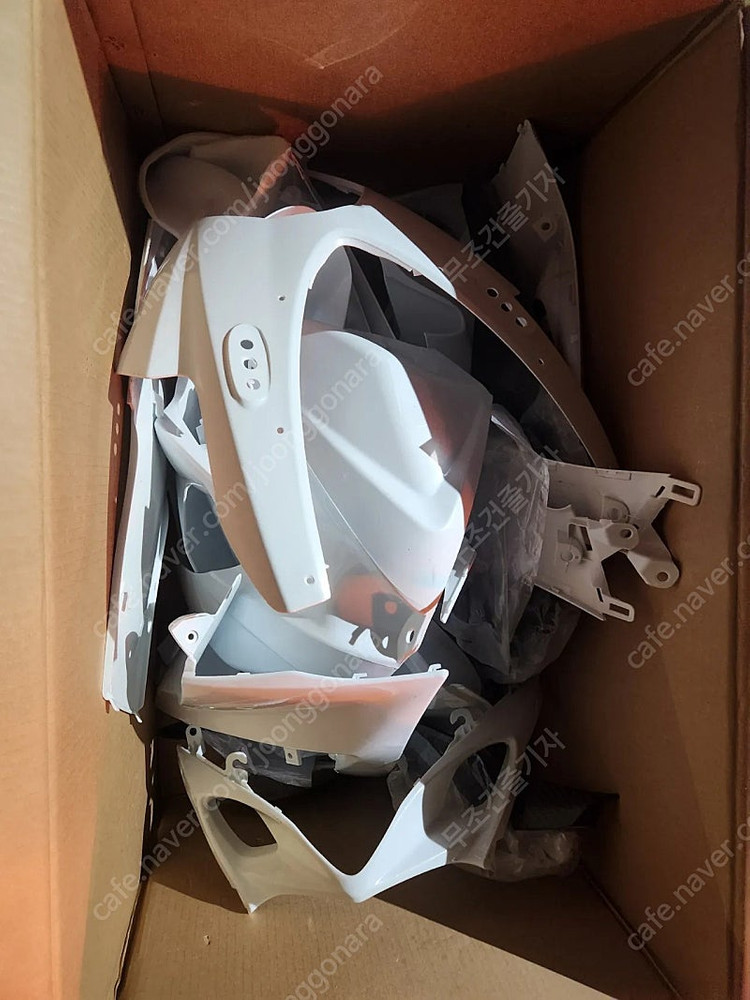 스즈키 GSXR1000K7 2007-2008년식 오토바이 카울입니다 미도색 화이트 색상이고 ABS 재질입니다 이미지