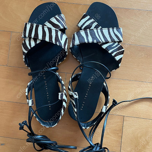 자라 지브라 송치샌들