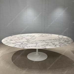 Knoll 사리넨 아라베스카토 다이닝 테이블 2400
