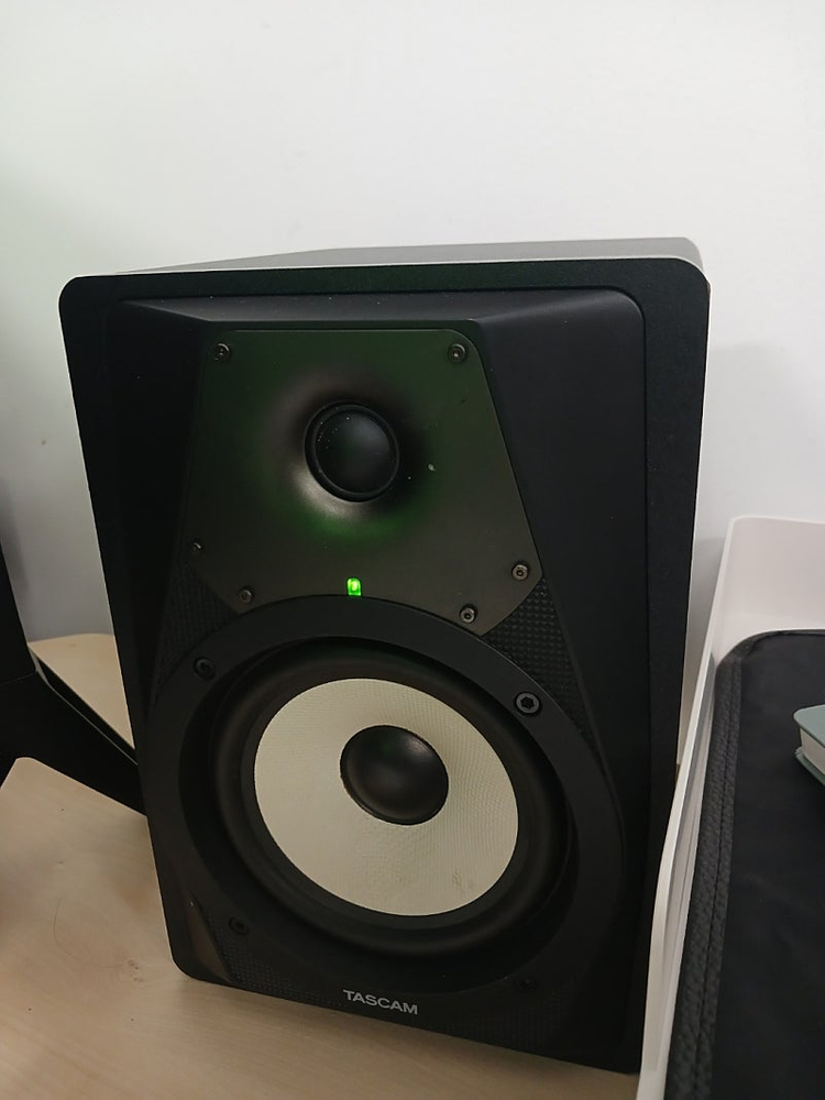 스칼렛 2i2 2세대 와 tascam vl-s5 1조(2통) 팝니다. 이미지