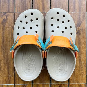 [240] 크록스 올터레인 클로그 차이 팝니다