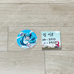 하츠네미쿠 수영복 라운드 스티커 팝니다. (1천원)