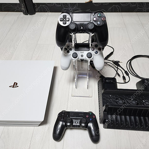 ps4 pro 플레이스테이션4 프로 7218상태A 팝니다 인왕2 씨디포함 가격수정 210000만