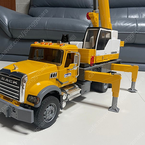 브루더 MACK 크레인 트럭