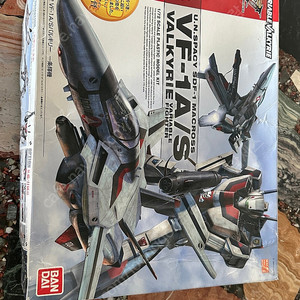반다이 VF-1A 발키리 프라모델