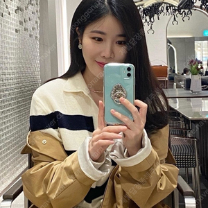 (단종)(강민경 착용) 아비에무아 오픈 칼라 스트라이프 스웨터