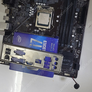 i7-10700K CPU + 기가바이트 B460M 메인보드