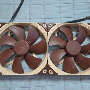 똥투아/녹투아 nf-a14 pwm 140mm 팬 2개 팝니다.