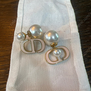 디올 트라이벌 진주귀걸이. christian dior. 디올