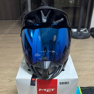 MET 뉴 패러슈트 HES 풀페이스 전용 미러블루 쉴드 판매합니다.(2.5만원)