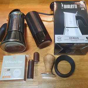 홈카페 세트, 비알레띠 뉴 비너스 2컵, 핸드밀 그라인더, 도징링, 탬퍼, 침칠봉, 종이필터