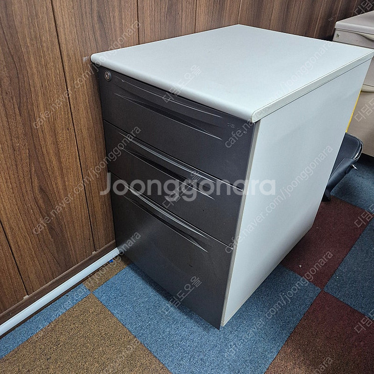 사무실 책상, 의자, 보조서랍, 그리고 상담용 원탁책상...--2