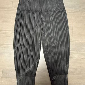 플리츠플리즈 플러피 팬츠 씨커 그레이