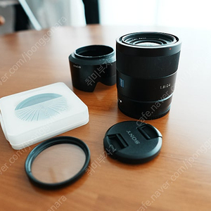 소니 E마운트 SEL24F18Z 칼자이스 렌즈입니다
