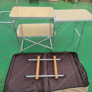 캠핑용 키친 테이블. 야외 간이 요리 테이블. 휴대용 접이식 캠핑 주방